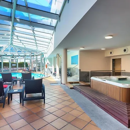 The Views Monumental 4*