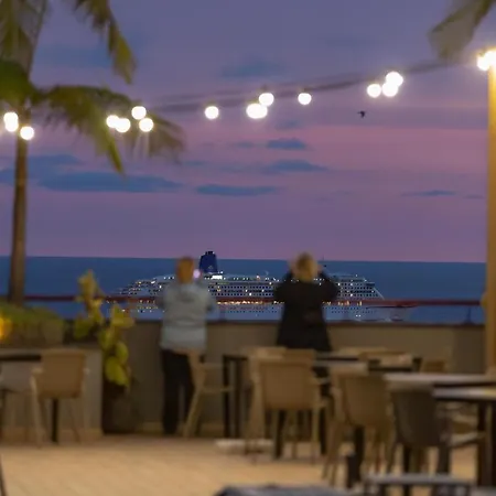 The Views Monumental Φουνκάλ